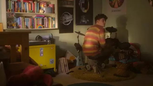 Pull décontracté à col rond Ombre porté par Charlie Spring (Joe Locke) comme on le voit dans Heartstopper (S03E02)