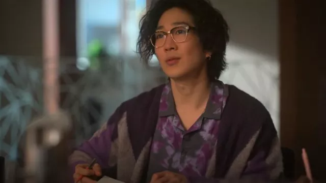 Chemise de camp boutonnée à imprimé ciel décontractée en violet portée par Daniel Kim (Tim Jo) comme on le voit dans Reasonable Doubt (S02E08)