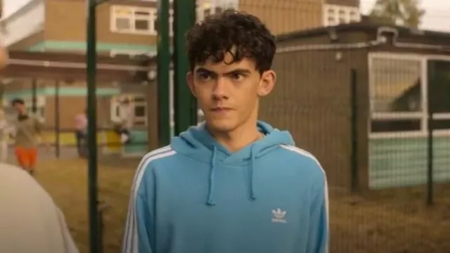 Sweat à capuche Adidas Adicolor Three Stripe en bleu ciel porté par Charlie Spring (Joe Locke) comme on le voit dans Heartstopper (S03E02)