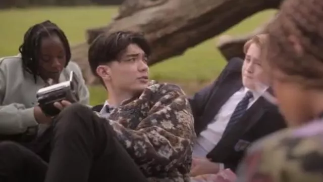 Abercrombie & Fitch Pattern Sherpa Full Zip Jacket portée par Tao Xu (William Gao) comme on le voit dans Heartstopper (S03E04)