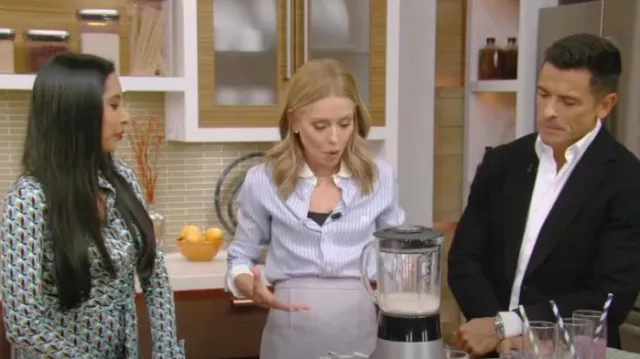 Chemise Celine Romy en soie rayée portée par Kelly Ripa comme on le voit en LIVE avec Kelly et Mark le 4 octobre 2024