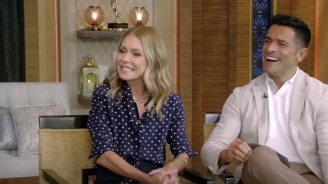 Chemise à col en soie à pois Miu Miu portée par Kelly Ripa comme on le voit en LIVE avec Kelly et Mark le 1er octobre 2024