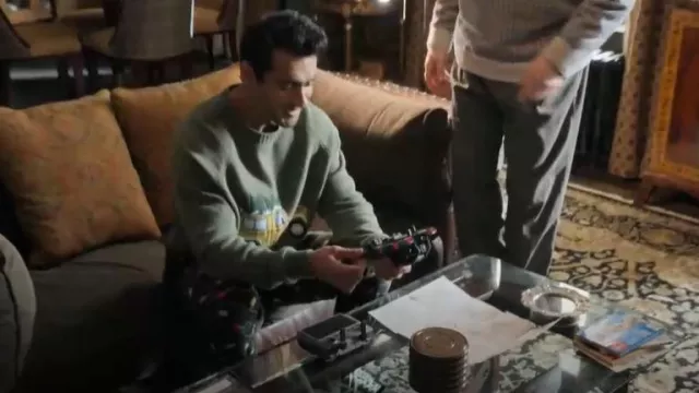 Jogging de Noël des elfes éméchés porté par Rudy Thurber (Kumail Nanjiani) comme on le voit dans Only Murders in the Building (S04E06)