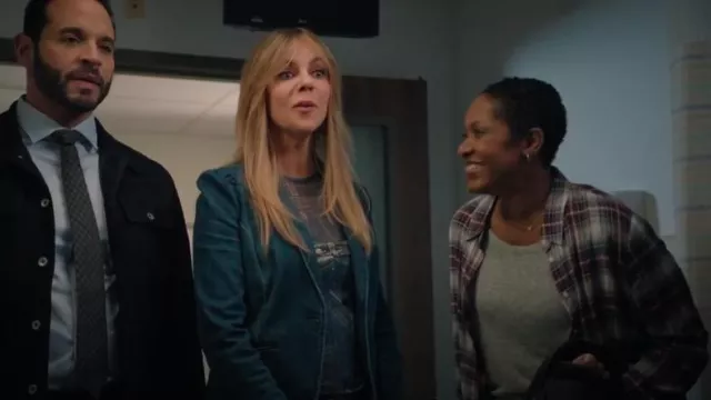 Haut corset imprimé Vénus bleu Miaou porté par Morgan (Kaitlin Olson) comme on le voit dans High Potential (S01E02)