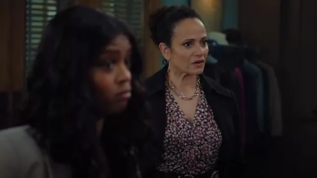 Isabel Marant Haut en soie mélangée florale Lonea pour femme porté par Selena (Judy Reyes) comme on le voit dans High Potential (S01E02)