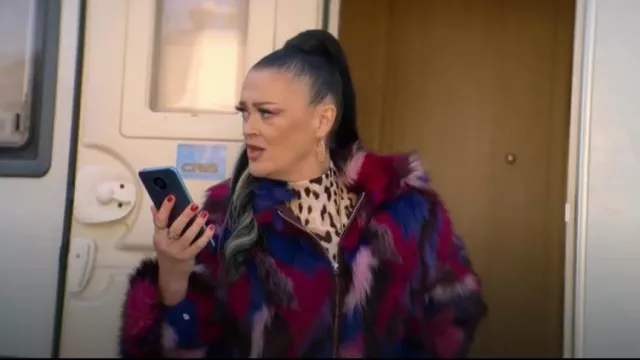 Veste Esra de French Connection portée par Carol (Bronagh Gallagher) comme on le voit dans Brassic (S06E01)