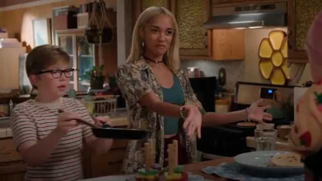 Chemise à imprimé fantaisie des années 1970 portée par Ava (Amirah J) comme on le voit dans High Potential (S01E02)