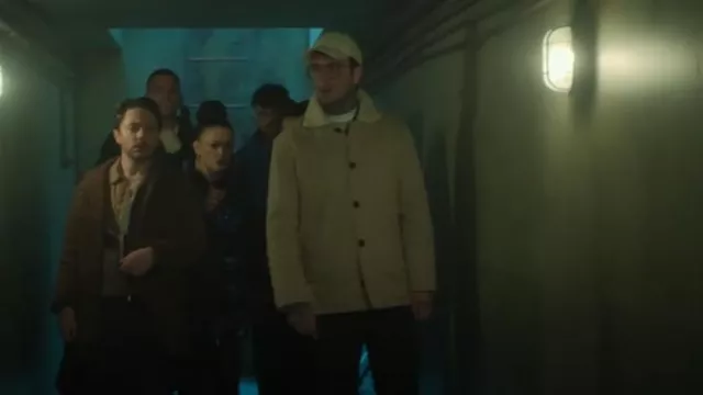 Olow Ernie Jacket porté par Vinnie (Joe Gilgun) comme on le voit dans Brassic (S06E01)