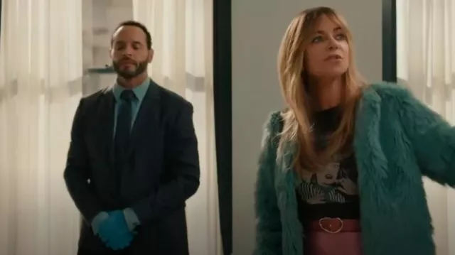 Lizzie Fortunato Cinturón ancho Georgia en tejido Flamingo usado por Morgan (Kaitlin Olson) como se ve en High Potential (S01E03)