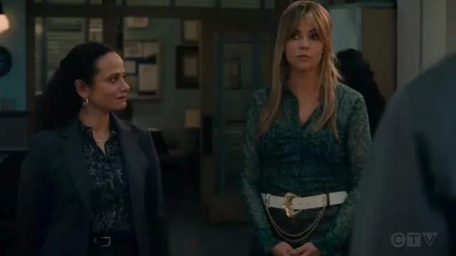 La minijupe en similicuir Black Mary de Frankie Shop portée par Morgan (Kaitlin Olson) comme on le voit dans High Potential (S01E03)