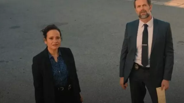Rails Josephine Shirt In Midnight Lynx usada por Selena (Judy Reyes) como se ve en High Potential (S01E03)