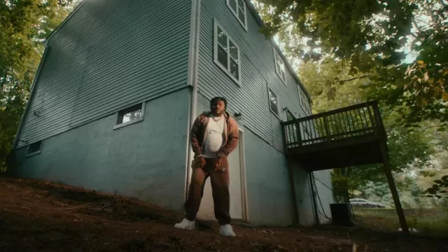 Pantalon de survêtement Supreme x True Religion Brown porté par Tee Grizzley dans Tee Grizzley - Robbery 8 [Vidéo officielle]