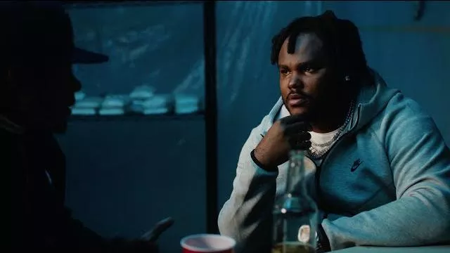Sweat à capuche zippé Nike Heather Windrunner gris porté par Tee Grizzley dans Tee Grizzley - Robbery 8 [Vidéo officielle]