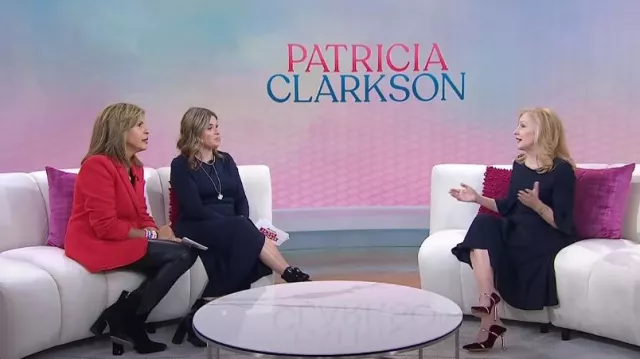 Mules Malone Souliers Maureen 100MM en satin avec bracelets en cuir miroir portées par Patricia Clarkson comme on le voit dans Today with Hoda & Jenna le 8 octobre 2024