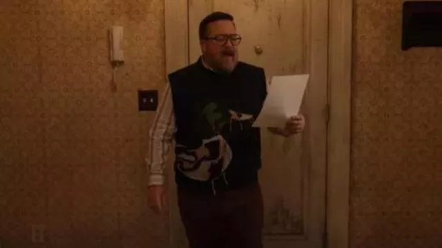 Tenues de Only Murders in the Building : Howard Morris (Michael Cyril Creighton) porte un gilet Duck Sweater dans la saison 4, épisode 4