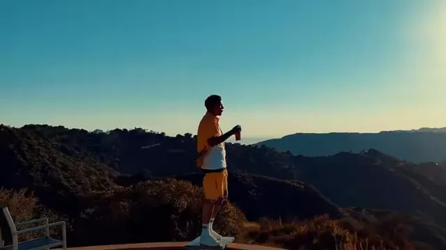 That's A Awful Lot Of Cough Syrup Yellow & Purple Wave Shorts usados por DeeBaby en DeeBaby - Last Day In Calabasas ( VIDEO OFICIAL )