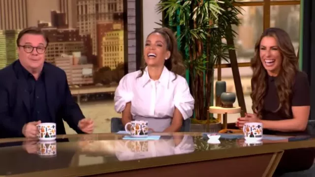 Alexander McQueen Chemise boutonnée en popeline de coton à manches nouées portée par Sunny Hostin, comme on le voit dans The View le 4 octobre 2024