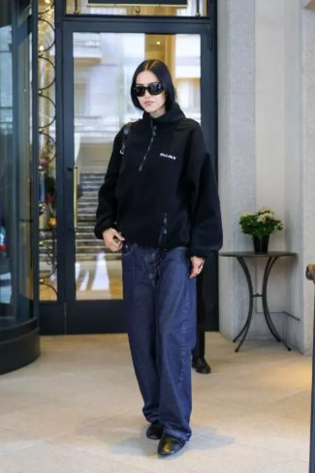 Sudadera de forro polar Miu Miu usada por Amelia Gray en Milán el 19 de septiembre de 2024