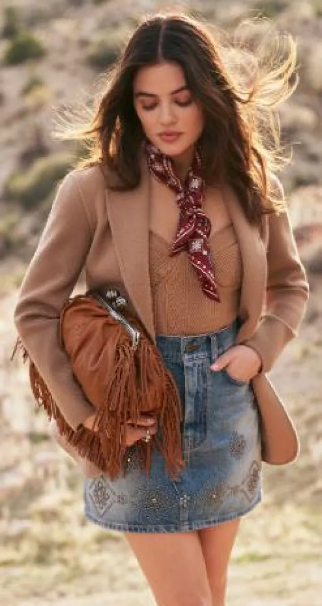 Weekend Max Mara Mini-jupe en jean cloutée portée par Lucy Hale lors de la collection Weekend Max Mara x Lucy Hale le 10 septembre 2024