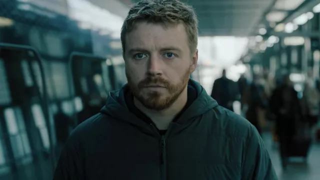 Tenues des Slow Horses : River Cartwright (Jack Lowden) porte une doudoune à capuche zippée dans la saison 4, épisode 4