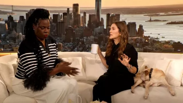 Pull en coton Valentino avec plumes porté par Leslie Jones tel qu’on le voit dans le spectacle Drew Barrymore le 4 octobre 2024