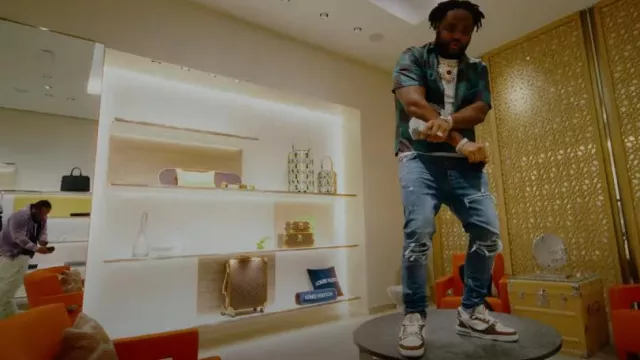 Louis Vuitton Chemise en Damier Vert et Marron portée par Tee Grizzley dans Tee Grizzley - You Hear Me (feat. YTB Fatt) [Vidéo Officielle]