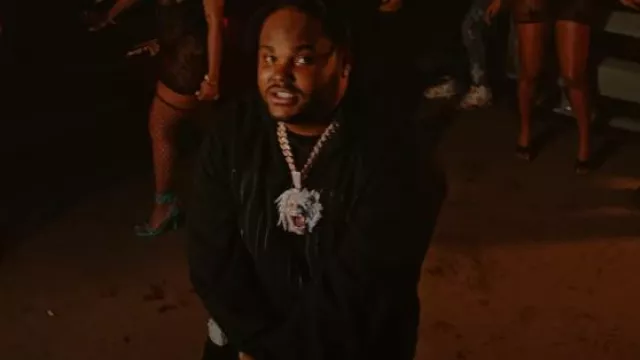Marni All Black Big Logo Hoodie porté par Tee Grizzley dans Tee Grizzley - You Hear Me (feat. YTB Fatt) [Vidéo officielle]