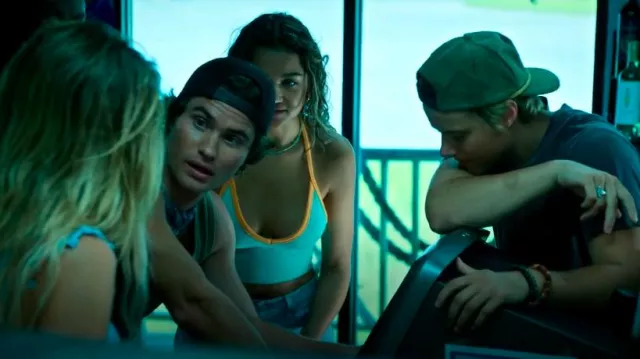 Out From Under Andie Seamless Halter Top porté par Kiara Carrera (Madison Bailey) comme on le voit dans Outer Banks (S04E01)