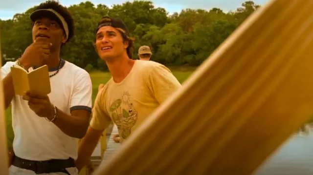 T-shirt Solid Threads Margarita Mermaid porté par John B Routledge (Chase Stokes) comme on le voit dans Outer Banks (S04E01)
