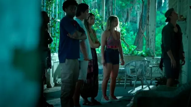 Sandale Chaco Lowdown en bleu sarcelle d’avocat portée par Kiara Carrera (Madison Bailey) comme on le voit dans Outer Banks (S04E01)