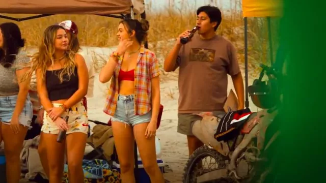 Billabong Summer High Kensley Underwire Bikini Top usado por Kiara Carrera (Madison Bailey) como se ve en Outer Banks (S04E01)