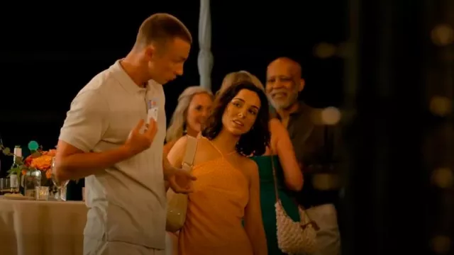 Mini robe dos nu soyeux American Eagle portée par Sofia (Fiona Palomo) comme on le voit dans Outer Banks (S04E02)