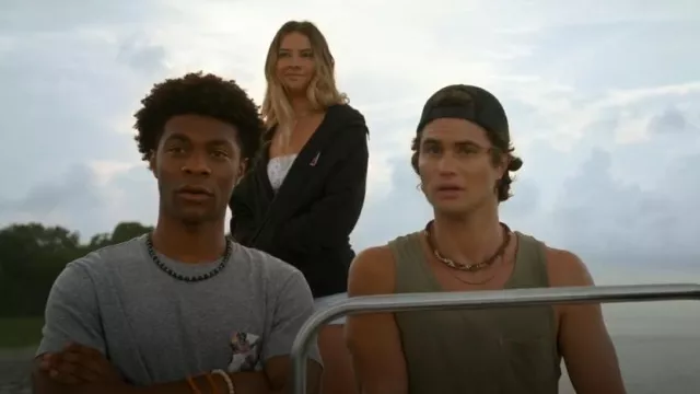 Marine Layer Signature Print Pocket T-Shirt In Ash Neps porté par le pape Heyward (Jonathan Daviss) comme on le voit dans Outer Banks (S04E02)