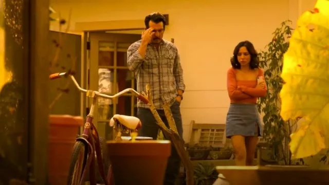 Edikted Katrina Mini jupe en jean fendue portée par Sofia (Fiona Palomo) comme on le voit dans Outer Banks (S04E03)