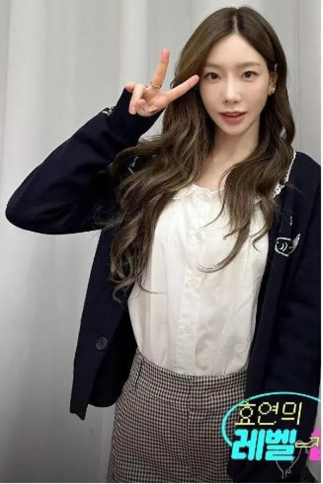 Sinoon Puff Sleeve Collar Blouse worn by Taeyeon on Hyo's Level Up Part Two on October 2, 2024