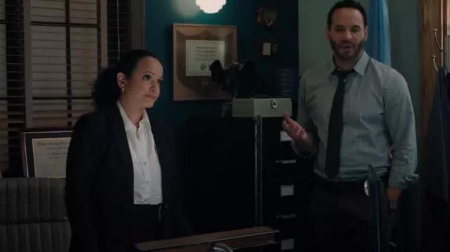 Vince Slim Blusa ajustada de seda elástica usada por Selena Soto (Judy Reyes) como se ve en High Potential (T01E04)