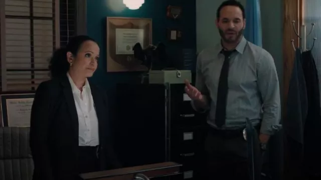 Theory Blazer casual de botonadura sencilla usado por Selena Soto (Judy Reyes) como se ve en High Potential (T01E04)