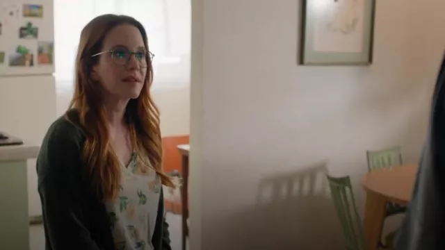 Camiseta de flores de Anthropologie usada por Sarah Keller como se ve en High Potential (S01E04)