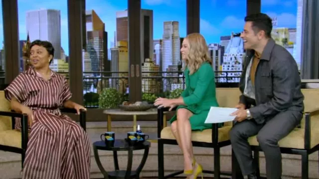 Robe à col rond boutonnée Dolce and Gabbana portée par Kelly Ripa comme on le voit en LIVE avec Kelly et Mark le 8 octobre 2024