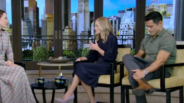 Vestido midi de crepé con cinturón hasta el codo de Chloe usado por Kelly Ripa como se vio en LIVE with Kelly and Mark el 9 de octubre de 2024