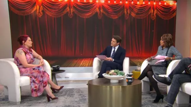 Vestido Amur Kai en Ethereal Clouds usado por Rachel Bloom como se ve en CBS Mornings el 10 de octubre de 2024