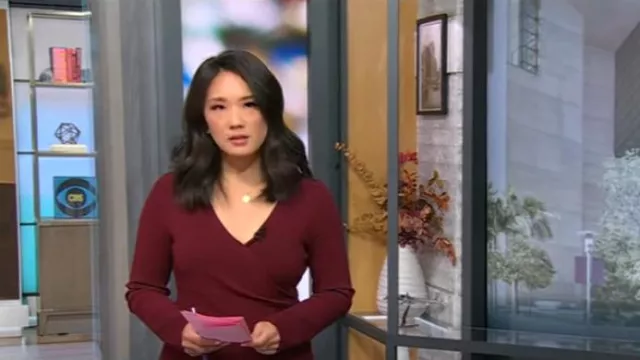Banana Republic Polo Wrap Sweater Dress en Red Cherry Jam portée par Nancy Chen comme on le voit dans CBS Mornings le 17 octobre 2024