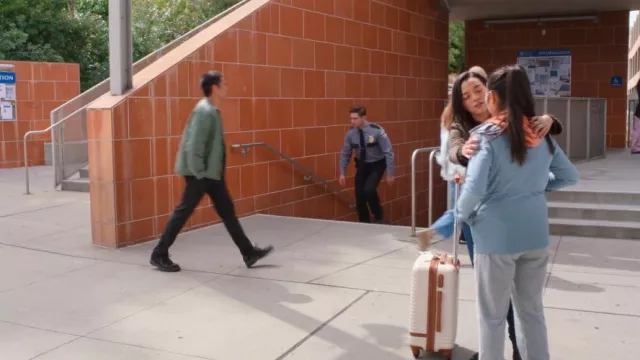 Sac cabine Pierre Cardin Classique 54cm porté par Mika Yasuka (Midori Francis) tel qu’on le voit dans Grey’s Anatomy (S21E04)