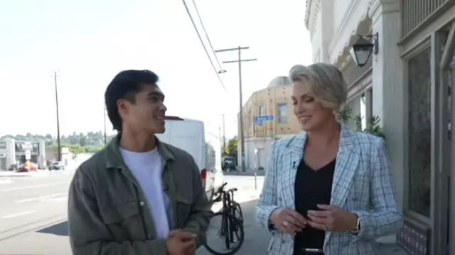 Blazer de l’Agence Kenzie en tweed bleu clair porté par Jamie Yuccas tel que vu dans CBS Mornings le 18 octobre 2024