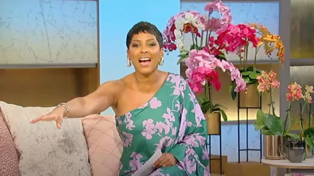 Mac Duggal Vestido maxi asimétrico con drapeado floral usado por Tamron Hall como se ve en el desfile de Tamron Hall el 14 de octubre de 2024