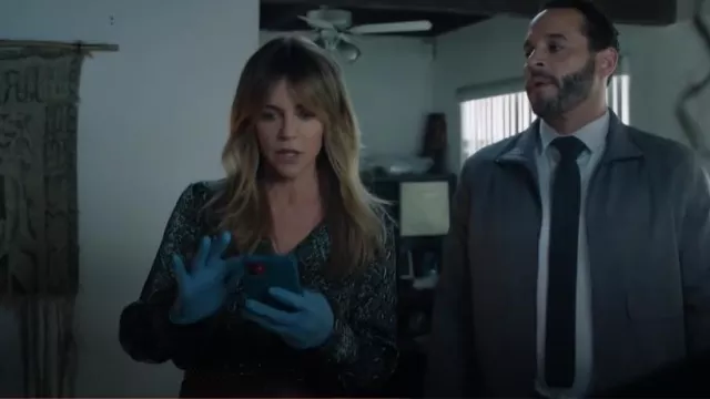 Fille préférée : Le haut Take Me Seriously porté par Morgan Gillory (Kaitlin Olson) comme on le voit dans High Potential (S01E05)
