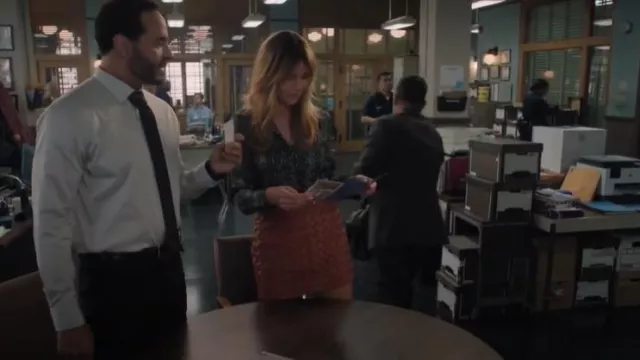 Mini-jupe tissée Topshop Premium en terre cuite portée par Morgan Gillory (Kaitlin Olson) comme on le voit dans High Potential (S01E05)