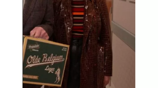 Garde-robe de Only Murders in the Building : Selena Gomez porte un trench-coat en cuir marron en peau de serpent pour incarner Mabel Mora dans l’épisode 9 de la saison 4
