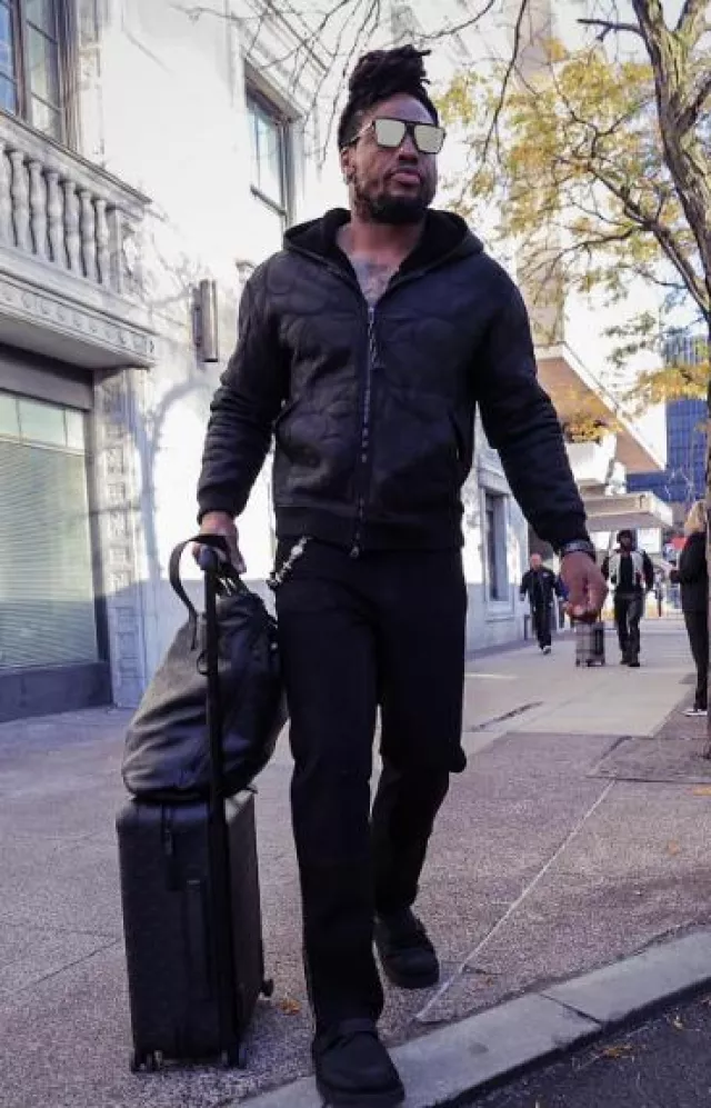 Louis Vuitton Mule LV Easy Mule en peau lainée noire portée par Derrick Henry sur le compte Instagram @ravens