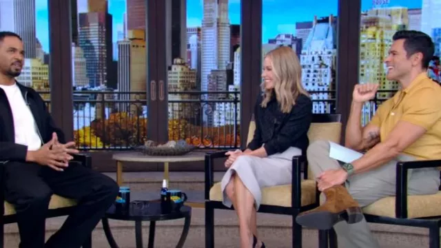 Camisa Saint Laurent en seda mate y brillante usada por Kelly Ripa como se vio en LIVE with Kelly and Mark el 21 de octubre de 2024